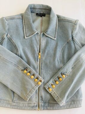 Generation Love Sz Large
Cropped Camryn classic collared, zip up, trucker jacket